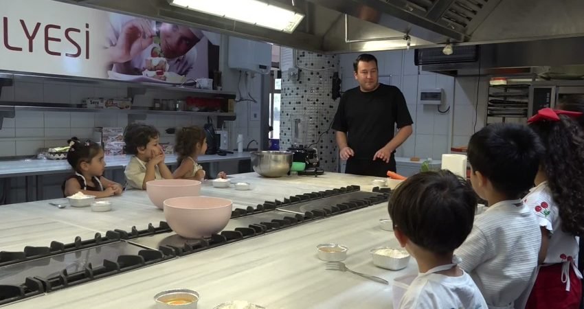 Bornova Belediyesi'nin düzenlediği "Minik Şefler Tatilde Mutfakta" etkinliği, başladı. Pastacılık