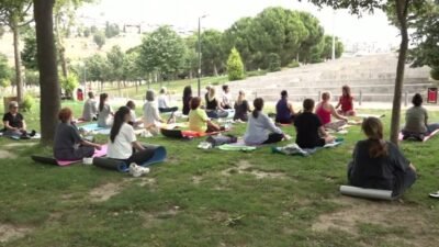 Bornova Belediyesi, "Kadın Buluşmaları" kapsamında Aşık Veysel Rekreasyon Alanı'nında Meditasyon