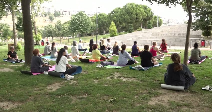 Bornova Belediyesi, "Kadın Buluşmaları" kapsamında Aşık Veysel Rekreasyon Alanı'nında Meditasyon