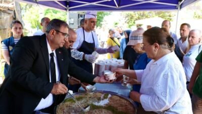 Buca'da düzenlenen aşure lokması ikramında Buca Belediye Başkan Vekili Hüseyin