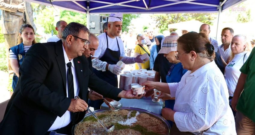 Buca'da düzenlenen aşure lokması ikramında Buca Belediye Başkan Vekili Hüseyin