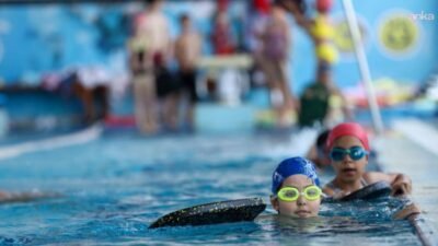 İzmir'de Buca Belediyesi, düzenlediği yüzme kurslarıyla çocukları erken yaşta sporla
