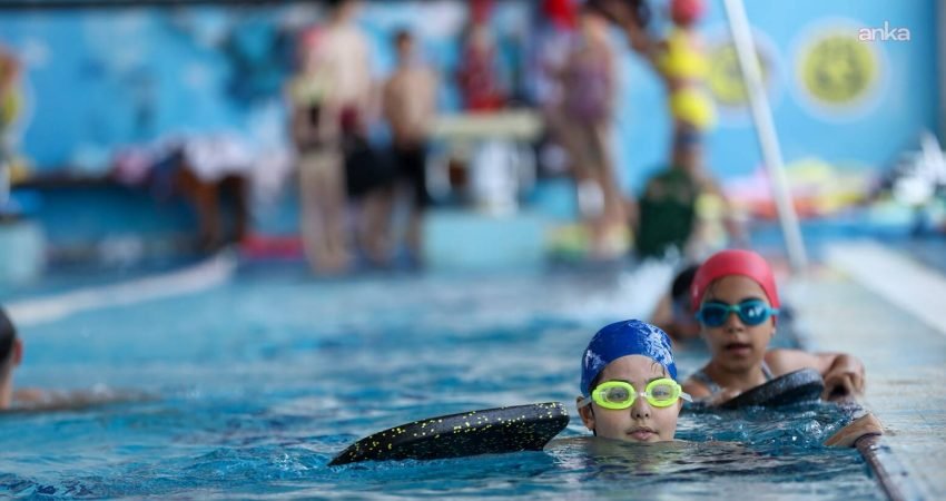 İzmir'de Buca Belediyesi, düzenlediği yüzme kurslarıyla çocukları erken yaşta sporla