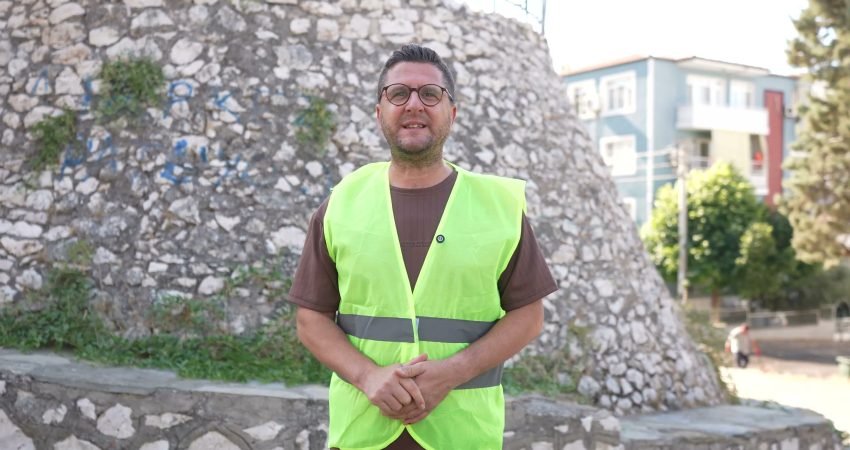 Buca Belediyesi, artan sıcaklıklarla birlikte temizlik çalışmalarını ilçe genelinde yoğunlaştırdı.