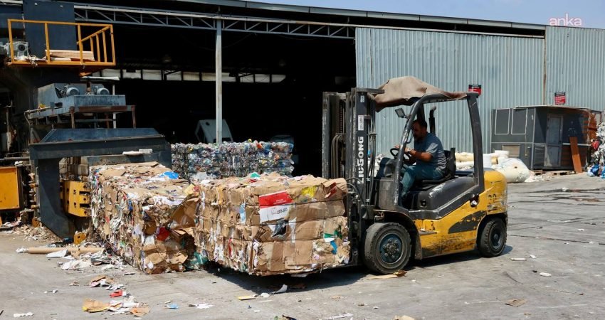 Buca Belediyesi, ilçenin dört bir yanına yerleştirdiği geri dönüşüm kumbaralarıyla