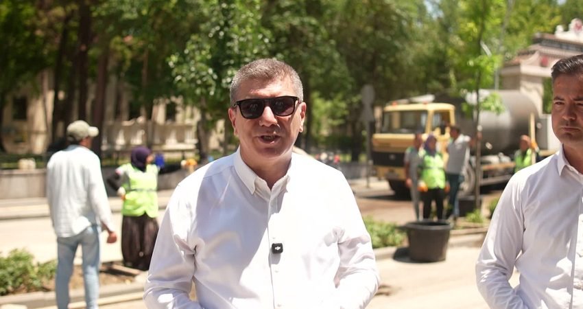 Burdur Belediye Başkanı Ali Orkun Ercengiz, İstasyon Caddesi’nde kabuk böceği