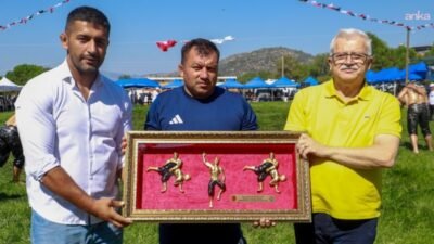 Burhaniye Belediyesi'nin düzenlediği 10. Burhaniye-Kızıklı Yağlı Pehlivan Güreşleri'nde başpehlivanlık finalinde