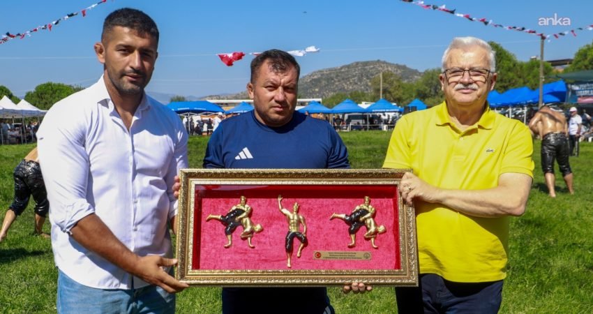 Burhaniye Belediyesi'nin düzenlediği 10. Burhaniye-Kızıklı Yağlı Pehlivan Güreşleri'nde başpehlivanlık finalinde