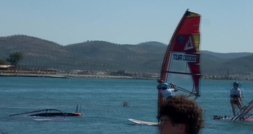Balıkesir’in Burhaniye ilçesinde düzenlenen Türkiye Yelken Federasyonu Rüzgar Sörfü Slalom