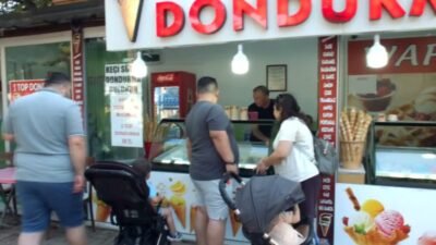 Balıkesir’in Burhaniye ilçesinde esnaf Adem Teslim, 3 yıl önce yıl