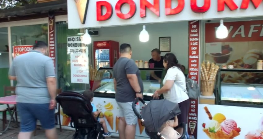 Balıkesir’in Burhaniye ilçesinde esnaf Adem Teslim, 3 yıl önce yıl