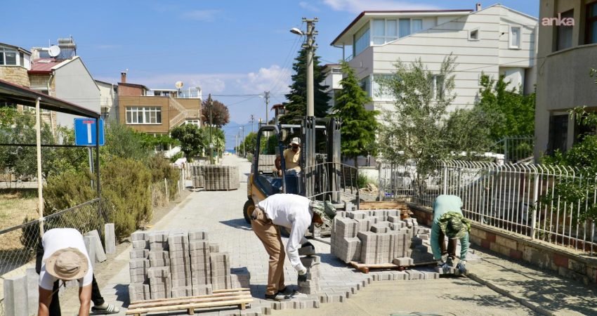 Burhaniye Belediyesi Fen İşleri Müdürlüğü ekipleri, ilçe genelinde yol yapım,