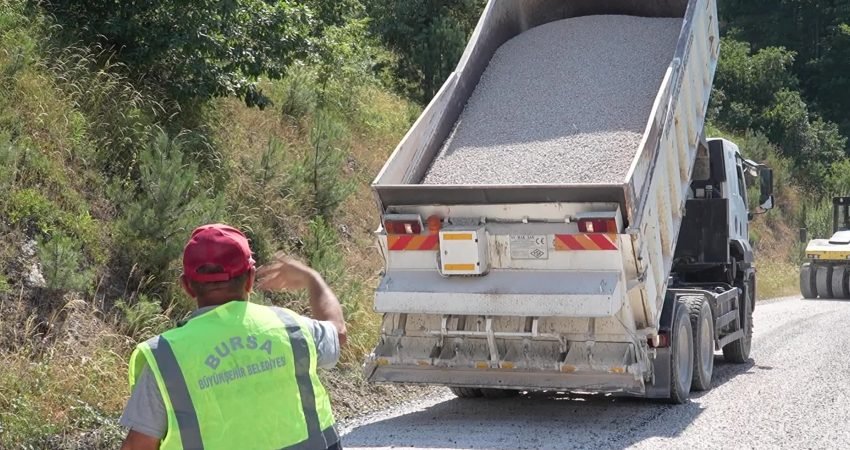 Bursa Büyükşehir Belediyesi, Orhaneli Göktepe Mahallesi'nde ulaşım altyapısını güçlendirmek amacıyla