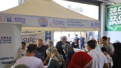 Bursa Büyükşehir Belediyesi’nin Muharrem ayı dolayısıyla başlattığı aşure ikramları kapsamında