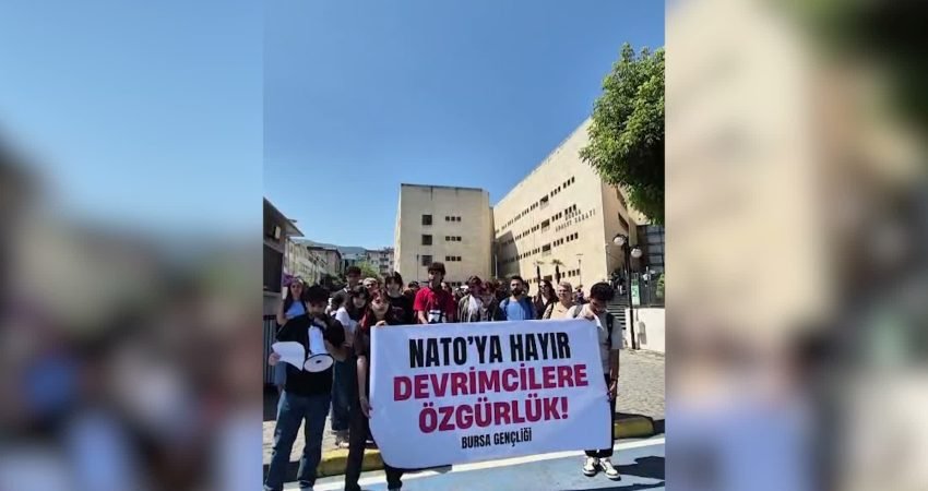 Ankara'daki NATO Zirvesi öncesi Bursa'da gözaltına alınan gençlere destek için