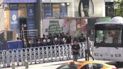 Ankara Emniyet Müdürlüğü ekipleri, sabah saatlerinde Çankaya Belediyesi'ne yönelik operasyon