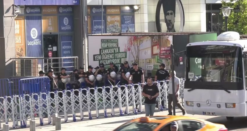 Ankara Emniyet Müdürlüğü ekipleri, sabah saatlerinde Çankaya Belediyesi'ne yönelik operasyon