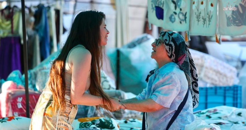 Çeşme Belediye Başkanı Lâl Denizli, Alaçatı Pazarı'nda esnaf ve vatandaşlarla