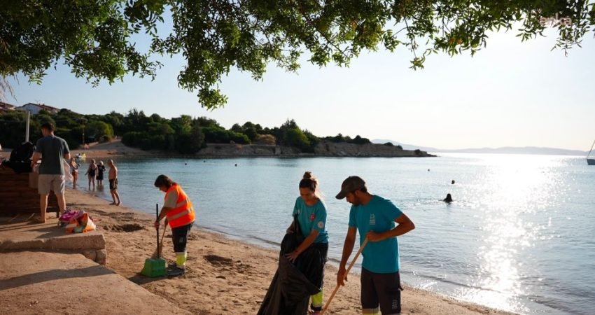 Yaz sezonuyla nüfusu katlanarak artan Çeşme'de temizlik ekipleri, artan evsel