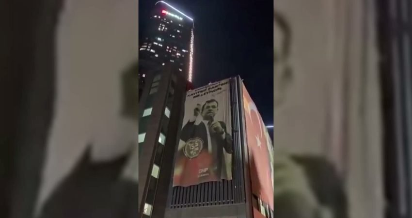 CHP İstanbul İl Başkanlığı binasında asılı bulunan Ekrem İmamoğlu posterinin
