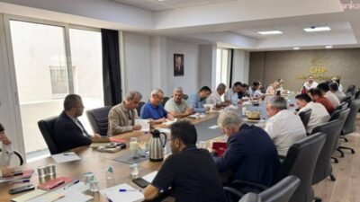 CHP İzmir İl Başkanı Utku Gümrükçü başkanlığında olağanüstü toplanan İl