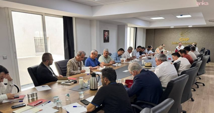 CHP İzmir İl Başkanı Utku Gümrükçü başkanlığında olağanüstü toplanan İl