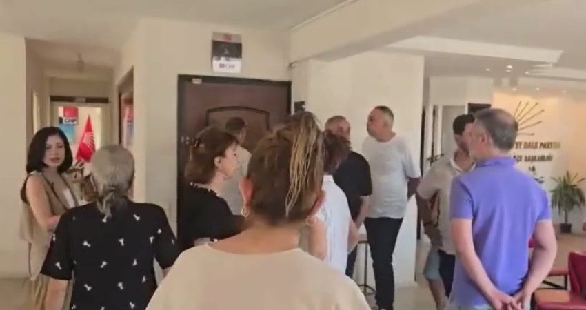 CHP Nazilli İlçe Başkanlığı görevinden alınmasının ardından parti binasında nöbete