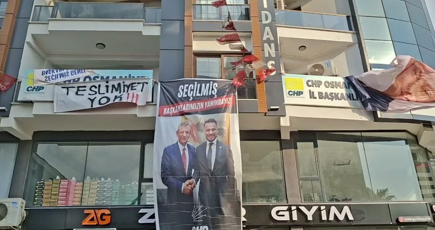 CHP Osmaniye İl Başkanlığı görevine atanan Rıza Tekerek ve yönetimi,
