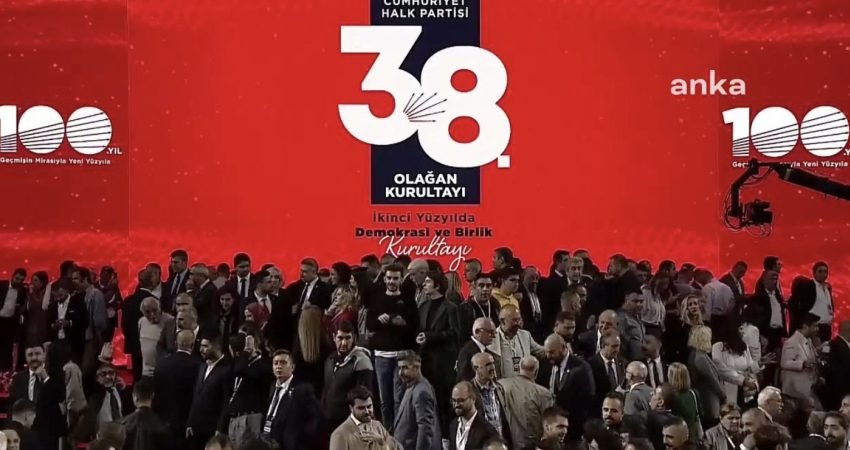 CHP kurultay delegeleri, olağanüstü kurultay talebiyle topladıkları imzaların işleme konulmaması
