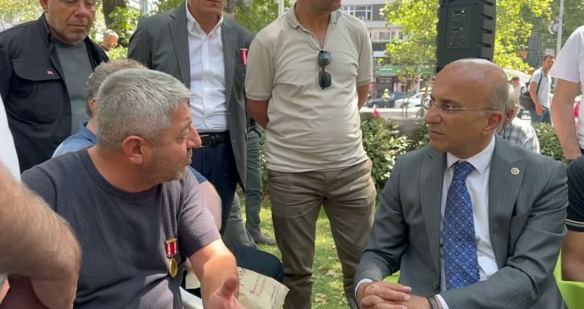 CHP Kayseri Milletvekili Aşkın Genç, Ankara'da haklarını talep eden er