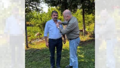 Denizli'de CHP’li Kale Belediye Başkanı Erkan Hayla, Zafer Partisi’ne katıldı.