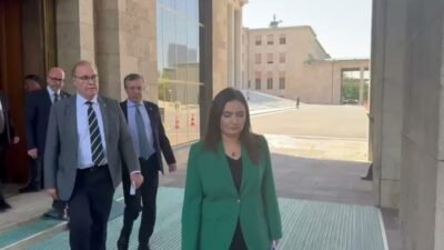 CHP Grup Başkanlığı’na seçilen Faik Öztrak ile grup başkanvekilleri Sevda