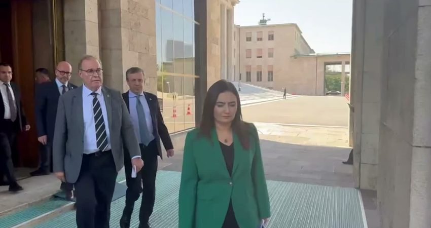 CHP Grup Başkanlığı’na seçilen Faik Öztrak ile grup başkanvekilleri Sevda