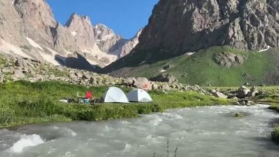 Hakkâri’nin Yüksekova ilçesindeki Cilo Dağları ve Cennet-Cehennem Vadisi, yaz ortasında
