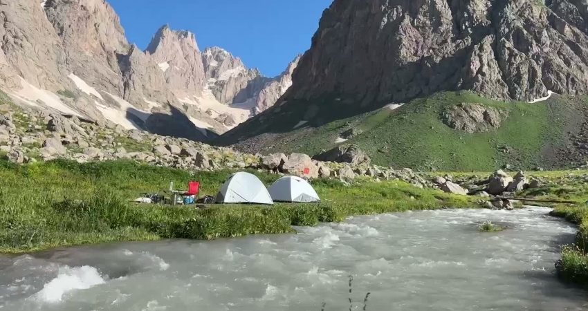Hakkâri’nin Yüksekova ilçesindeki Cilo Dağları ve Cennet-Cehennem Vadisi, yaz ortasında