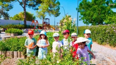 Didim Belediyesi Tarım Parkı'nda düzenlenen hasat etkinliğine katılan çocuklar, belediyenin