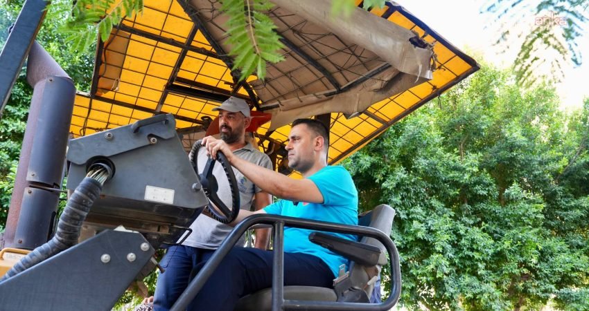 Çukurova Belediye Başkanı Emrah Kozay, Toros Mahallesi’nde sürdürülen asfalt çalışmalarını