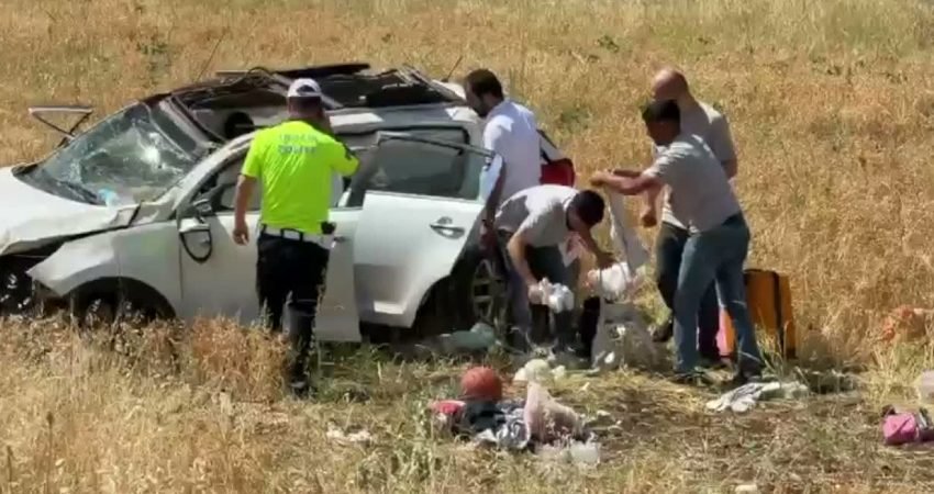 Diyarbakır’da sürücüsünün kontrolünden çıkarak tarlaya yuvarlanan otomobildeki 5 kişi yaralandı.