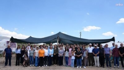 Diyarbakır Büyükşehir Belediyesi Eş Başkanları Serra Bucak ve Doğan Hatun,