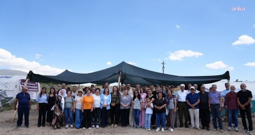 Diyarbakır Büyükşehir Belediyesi Eş Başkanları Serra Bucak ve Doğan Hatun,