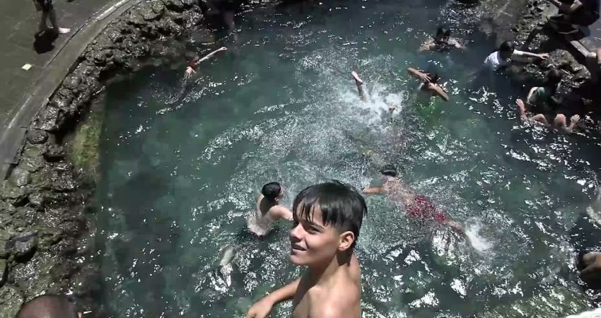 Kavurucu sıcak havanın etkili olduğu Diyarbakır’da çocuklar, yöre halkı tarafından