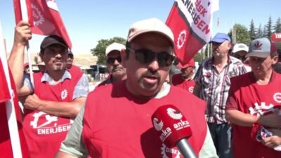 Doruk Madencilik'e bağlı Yunus Emre Termik Santrali'nde çalışan DİSK/Enerji-Sen üyesi işçiler, yol üzerindeki