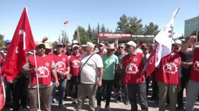 Doruk Madencilik'e bağlı Yunus Emre Termik Santrali'nde çalışan DİSK/Enerji-Sen üyesi işçiler, yol üzerindeki