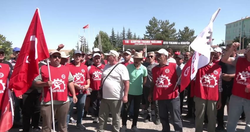Doruk Madencilik'e bağlı Yunus Emre Termik Santrali'nde çalışan DİSK/Enerji-Sen üyesi işçiler, yol üzerindeki