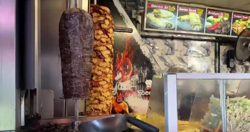 Edirne’de dönerciler artan maliyetleri fiyatlara yansıttıklarını, bunun da satışları düşürdüğünü