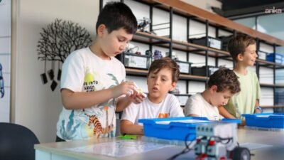 Efeler Belediyesi'nin ücretsiz eğitimler verdiği Dijital Gençlik Merkezi'nde özellikle robotik