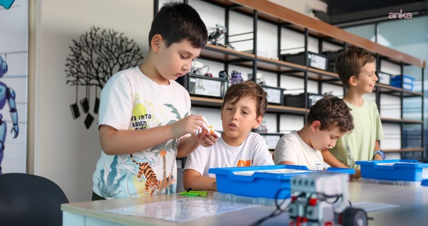 Efeler Belediyesi'nin ücretsiz eğitimler verdiği Dijital Gençlik Merkezi'nde özellikle robotik