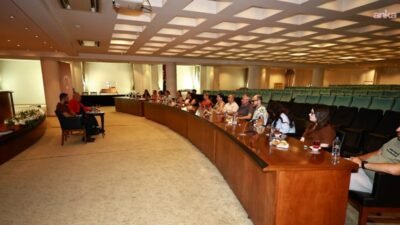 Efes Selçuk Belediyesi, farklı müdürlük ve birimlerde görev yapan belediye