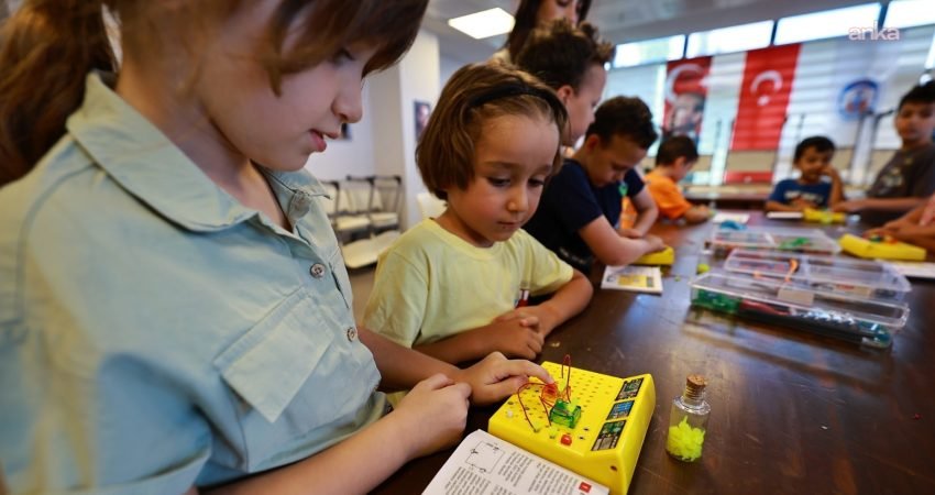 Efes Selçuk Belediyesi Yaz Okulu kapsamında düzenlenen Robotik Kodlama Kursu,