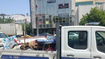 Efes Selçuk Belediyesi Zabıta Müdürlüğü ekipleri, kaldırımlarda vatandaşların geçişini engelleyen